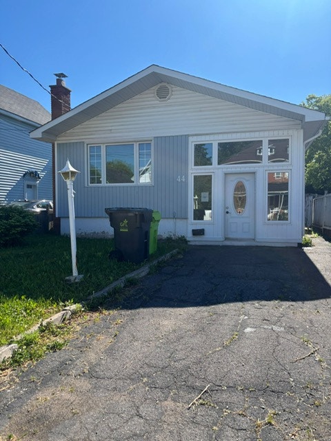 Spacious 2 Bed 1 Bath House for Rent-Algoma Ave 2