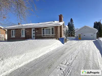 Magnifique maison située dans un quartier familial et tranquille avec de beaux arbres matures. Accès...