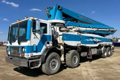 2005 Mack 600 Concrete Pump Truck 8x4 Renault 6 Cylinder Engine Mack 9-Speed Manual Transmission 425...