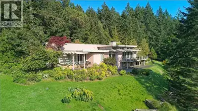 The south-facing ''Ridge'' House is an architectural icon on Salt Spring Island. With an expansive v...