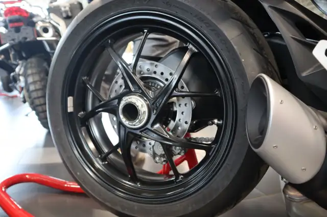 2025 Ducati Streetfighter V2 Ducati Red in Street, Cruisers & Choppers in Edmonton - Image 6