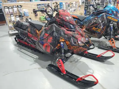 45.5 HOURS / 845 KM Tunnel Black Tunnel Convenience Package Electric Start - High Elevation Clutchin...