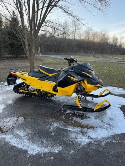 APPLY NOW: https://www.ridecollective.ca/get-pre-approved The 2025 SKI-DOO MXZ XRS 850 137 850 E-TEC...