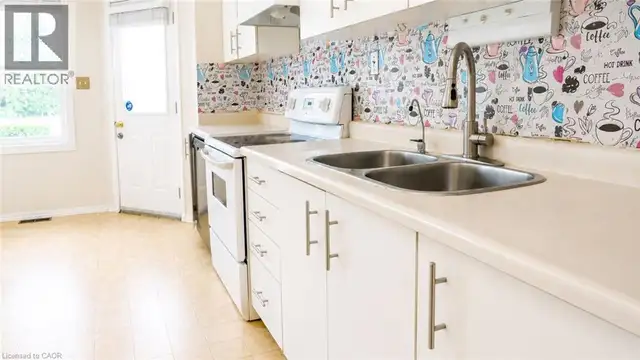 10 HOLBORN Court Unit# 38 Kitchener, Ontario in Houses for Sale in Kitchener / Waterloo - Image 19