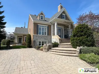 Charmante propriété au sein d'un quartier recherché ! Ce duplex où maison intergénérationnelle compr...