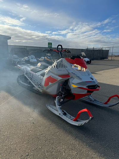 2021 Ski-Doo Freeride 165x2.5" 850 E-Tec Turbo with 8695km. Sled comes with ski width adjuster, limi...