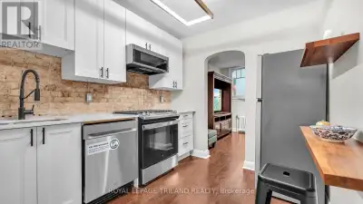 Fully furnished one-bedroom suite in the heart of Downtown London. Move-in ready and ideal for profe...