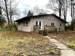 Modern 2-bedroom, 2-bathroom cottage close to Sturgeon Lake! 3