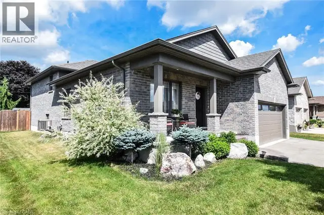 295 COURTLAND Street Delhi, Ontario in Houses for Sale in Norfolk County - Image 3