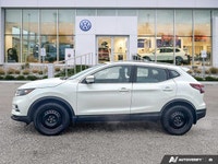 This Nissan Qashqai boasts a Regular Unleaded I-4 2.0 L/122 engine powering this Variable transmissi... (image 1)