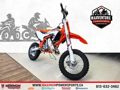 KTM 50 SX 2025 Une petite moto de motocross pensée pour initier les jeunes pilotes à la compétition...