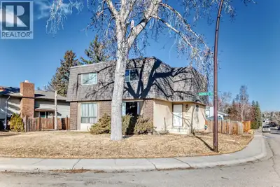 NO CONDO FEES! A bright and well-maintained 2-storey duplex located on a desirable corner lot in Sil...