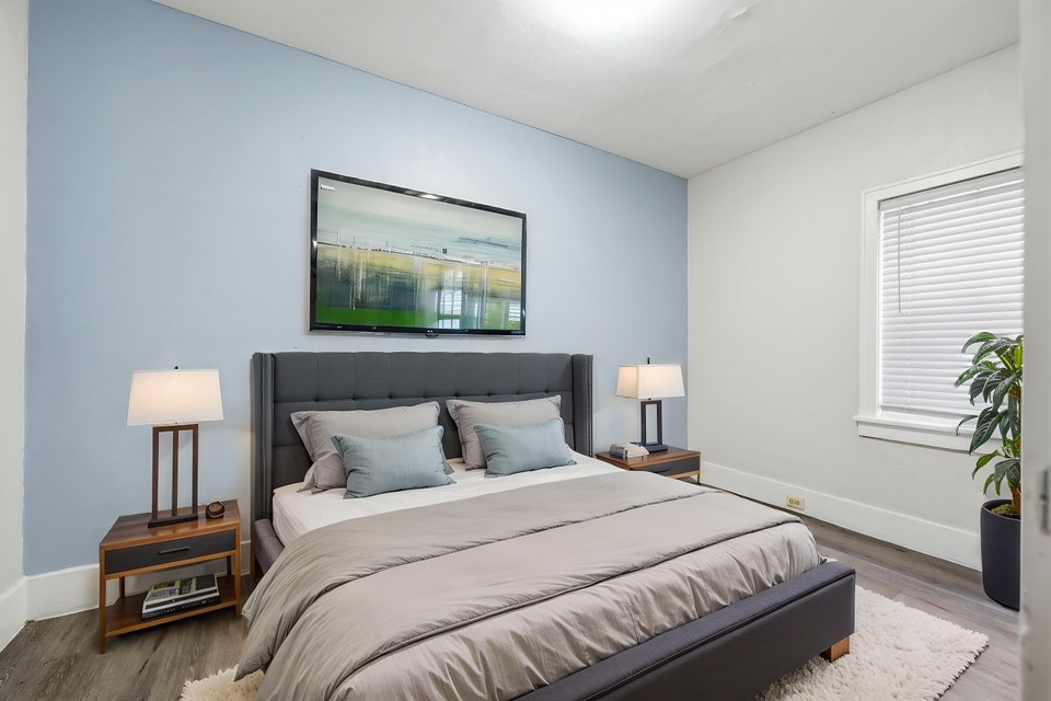 558 SHERBROOK - 1 BR - Available NOW! 3