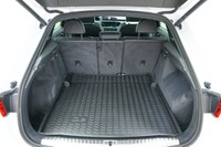 Local Trade!!! Get noticed in this gorgeous Glacier White Metallic SUV! Treat yourself to the featur... (image 9)