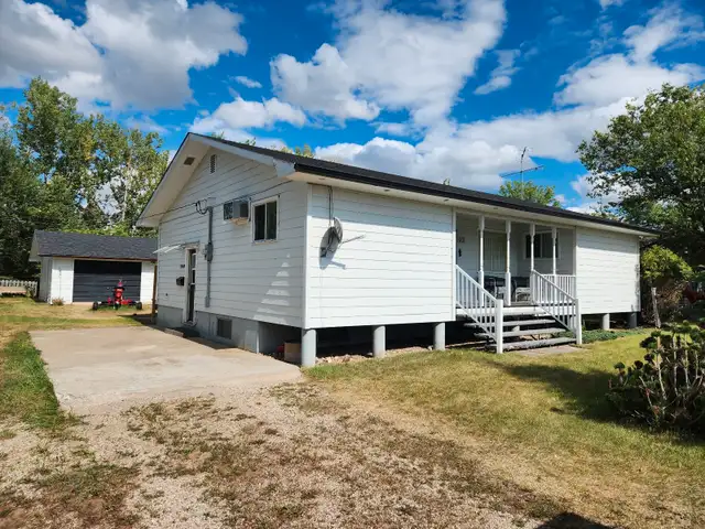 Home for Sale! 613 Sakuhikan Drive, Mistusine, SK in Houses for Sale in Moose Jaw - Image 2
