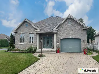Charmant bungalow de 3 chambres à coucher avec 1 807,26 pi² de surface habitable et un garage intégr...