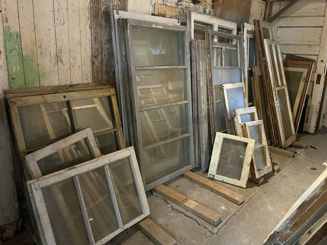 Fenêtres antique en bois  dans Portes, fenêtres et moulures  à Ouest de l’Île
