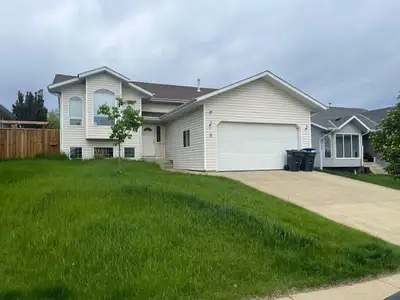 Beautiful 4 Bedroom House Located in Sylvan Lake!