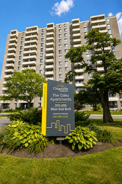 Located in Ottawa South, The Oaks offers excellent value and convenience, featuring an outdoor pool,...
