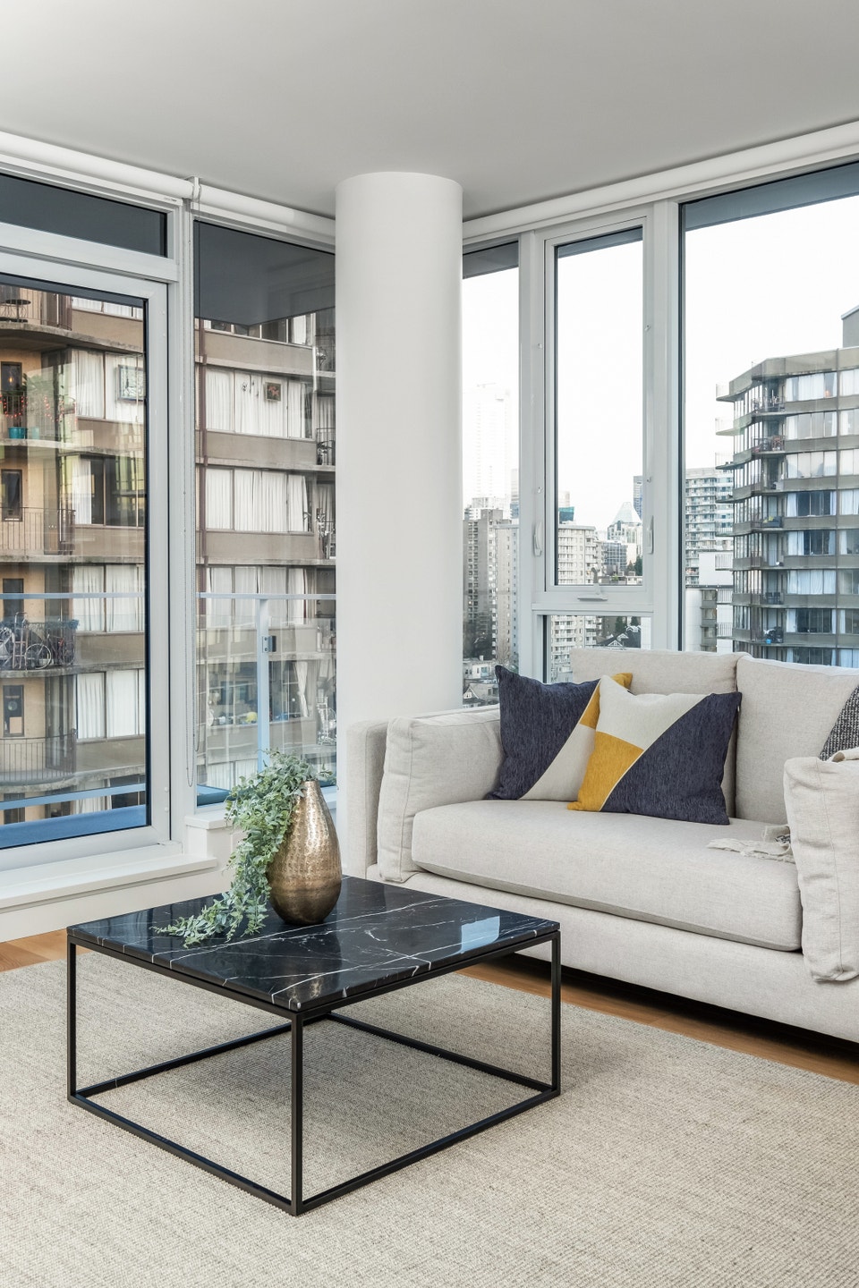 Bright 1 Bedroom Close to beach and Stanley Park 2