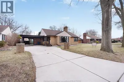 Neighbourhood of Picturesque homes! This is your rare opportunity to live on beautiful BUCKINGHAM DR...