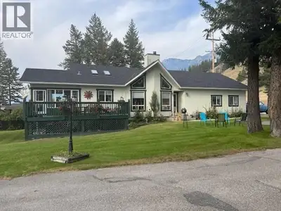 Spacious bi-level rancher home at the main entrance into the Sunrise Condos in Radium North has doub...