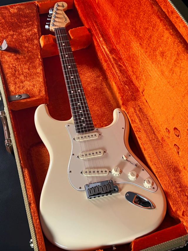 Legendary Strat sound with modern performance and style. This 20 in Guitars in Mississauga / Peel Region - Image 8