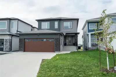 3K//Winnipeg/SS Now! Welcome to this luxurious lakefront 2-storey home in sought-after Devonshire Pa...