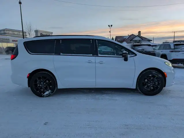 2026 Chrysler Pacifica Select in Cars & Trucks in Edmonton - Image 9