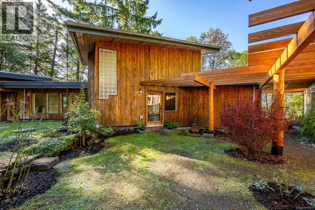 6161 Lacon Rd Denman Island, British Columbia in Houses for Sale in Comox / Courtenay / Cumberland - Image 3