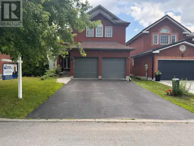 This beautiful, spacious home, backing onto ravine, offers 4 bedrooms plus a den, and a great family...