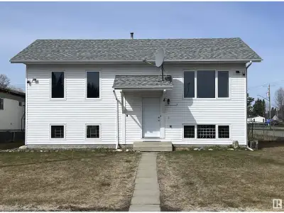 This Delightful 4-bedroom, 2-bath BI-LEVEL is nestled in a Family oriented Neighbourhood and is loca...