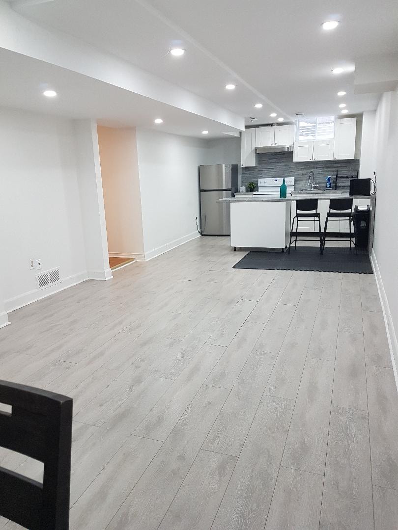 Clean basement apartment,Yonge and Worthington - Richmond Hill 2