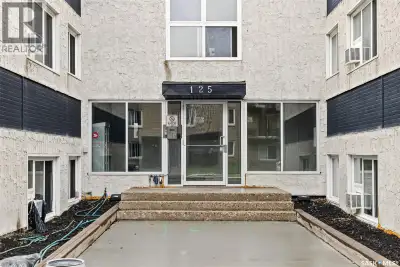 Welcome to this beautifully maintained top-floor condo in Regina’s desirable east end. Offering 2 be...
