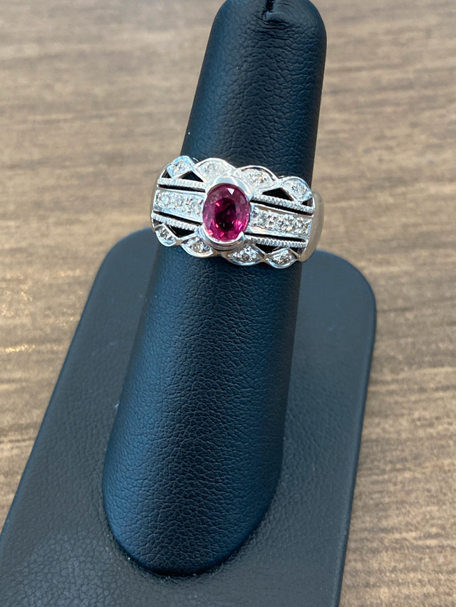 Beautiful 18K White Gold Ruby & Diamond Ring in Jewellery & Watches in City of Toronto