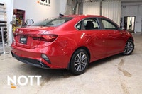 Key Features: Heated front seats, premium cloth seating surfaces, power sunroof, smart key with push... (image 4)