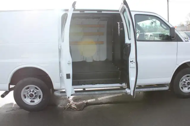 2023 GMC Savana Cargo Base in Cars & Trucks in Comox / Courtenay / Cumberland - Image 15