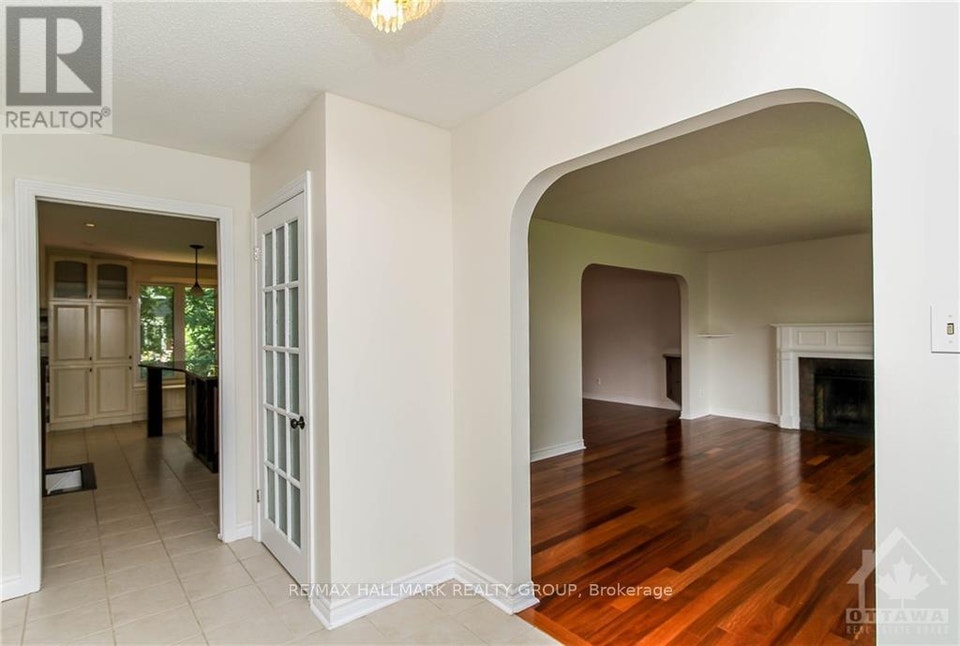 570 DUFF CRESCENT Ottawa, Ontario 3