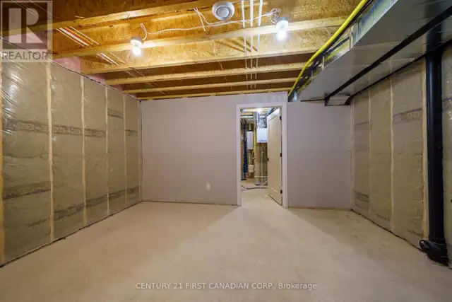 8 - 32 POSTMA CRESCENT North Middlesex (Ailsa Craig), Ontario in Houses for Sale in Grand Bend - Image 31