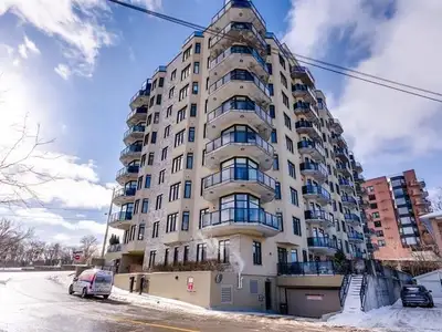 Libre immédiatement...Ce luxueux condo de plus de 1 500 pc. Très lumineux sur porcelaine et plancher...