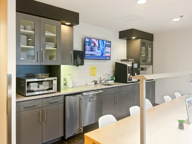 Office space for rent for 1 person in Purdy's Wharf in Commercial & Office Space for Rent in City of Halifax - Image 7