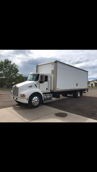2006 KW T-300 5-ton.low hr drop in cummins, 270 hp.hyd' brakes. air ride suspension.. 5.29 ratio. 6...