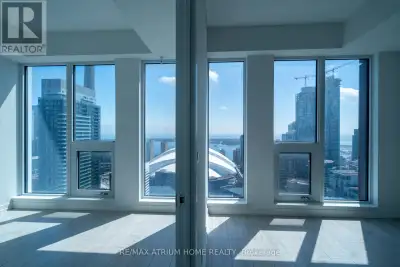 Enjoy stunning south exposure with unobstructed view of lake CN Tower and Downtown in the livingroom...