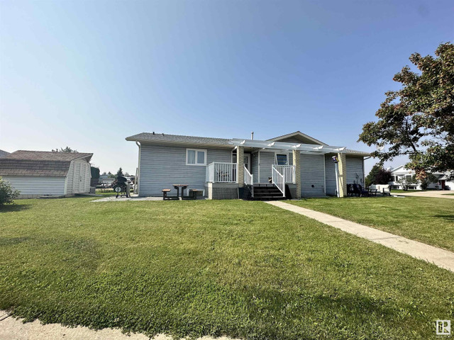10559 110 ST Westlock, Alberta in Houses for Sale in Edmonton - Image 2