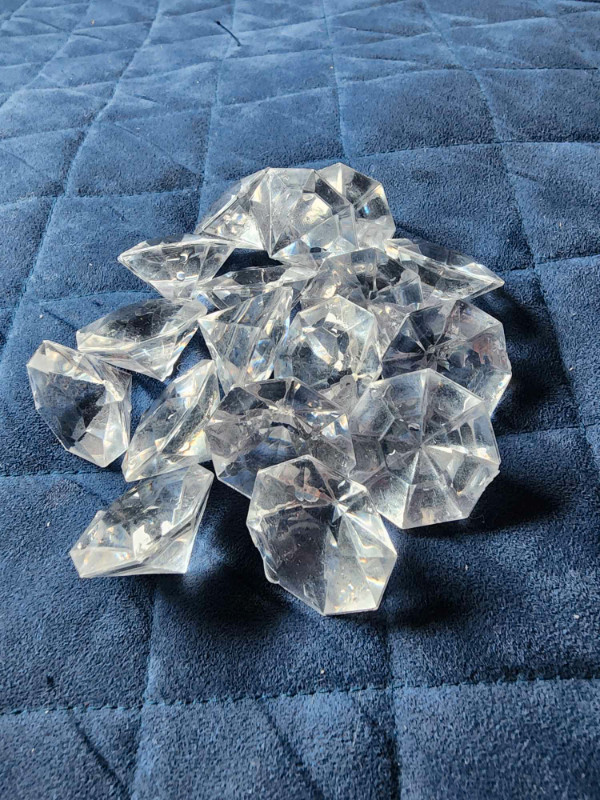 17 Large Fake Crystal Acrylic Gems 25 Carat/1.25" Diamonds, Clea in Hobbies & Crafts in Pembroke