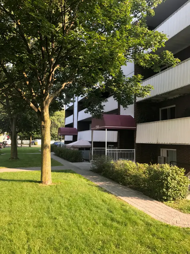 Très grand 5 1/2 Longueuil, rue Labelle (Juillet)