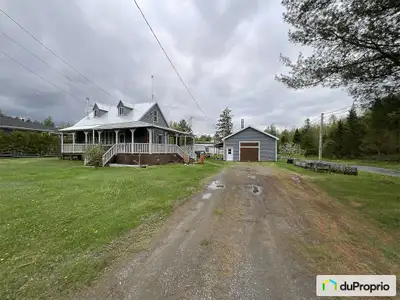 Ancienne école de rang convertie en une charmante maison de campagne. Petite municipalité ou il fait...