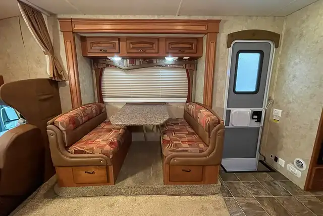 2010 Jayco Greyhawk 31GS - Pre-Owned Class C Motorhome in RVs & Motorhomes in Red Deer - Image 15