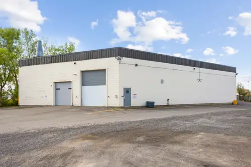 There is room to grow in this 7600+ sq foot industrial unit with office in the Hawthorne Industrial...