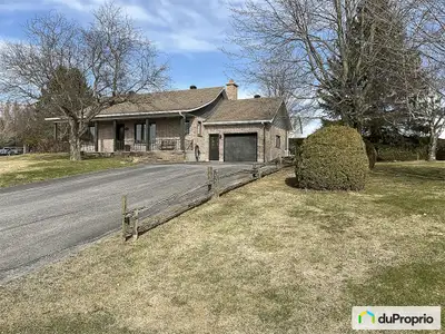 Découvrez ce magnifique espace de vie à aire ouverte, idéalement situé sur un terrain de coin plat d...